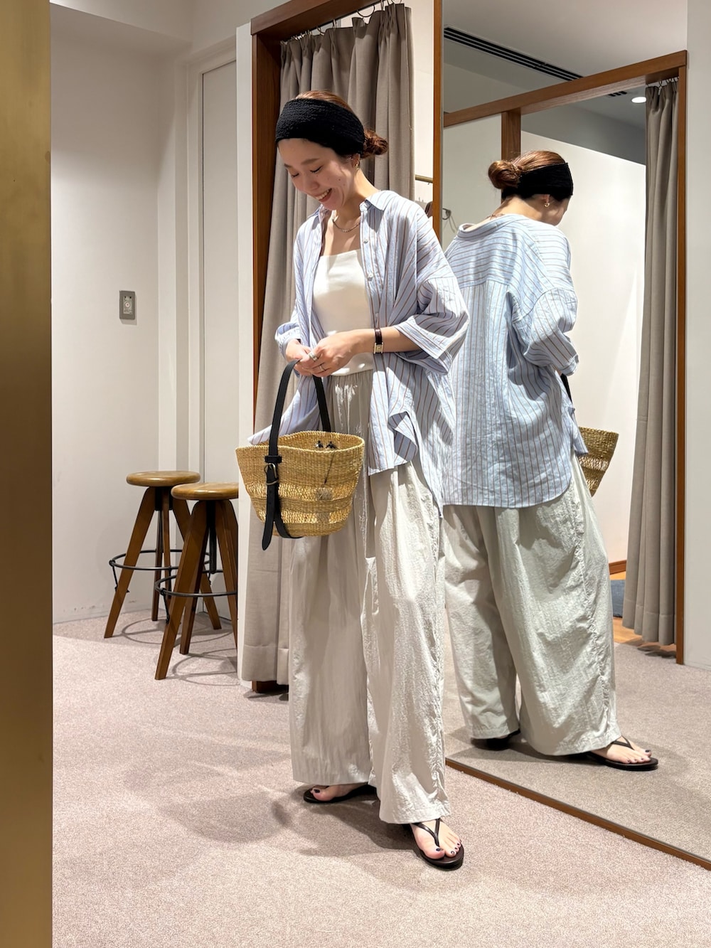 ベージュ系のかごバッグ、グレー系のその他パンツ、ブラウン系のサンダルを着用したレディースの夏コーディネートの2枚目の写真