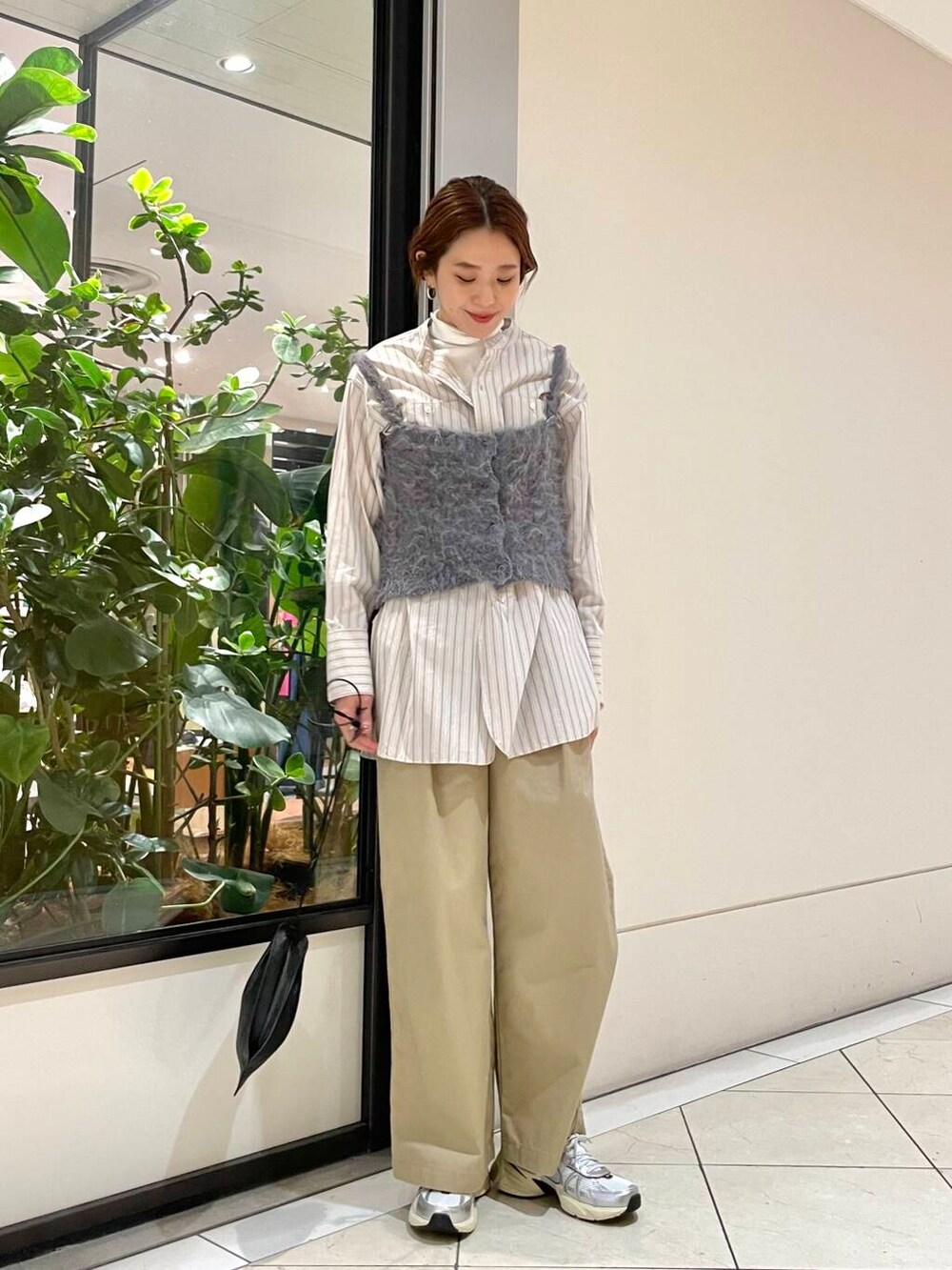 ベージュ系のその他パンツ、ホワイト系のTシャツ/カットソー、ベージュ系のTシャツ/カットソーを着用したレディースの冬コーディネートの6枚目の写真