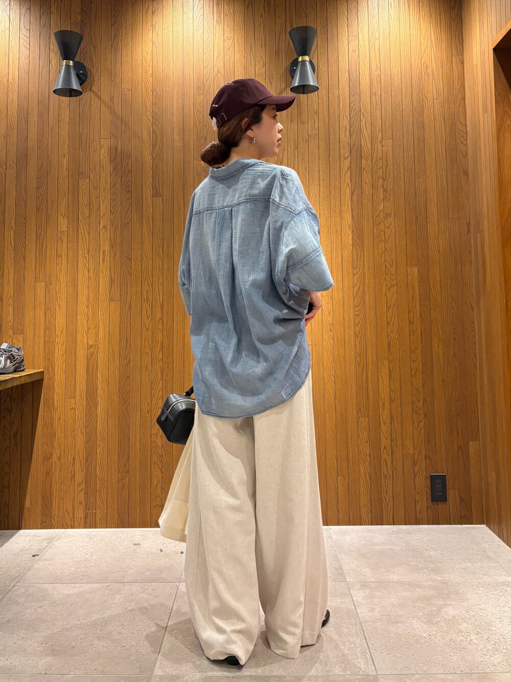 ホワイト系のその他パンツ、ブルー系のシャツ/ブラウス、ブラック系のサンダルを着用したレディースの春コーディネートの8枚目の写真