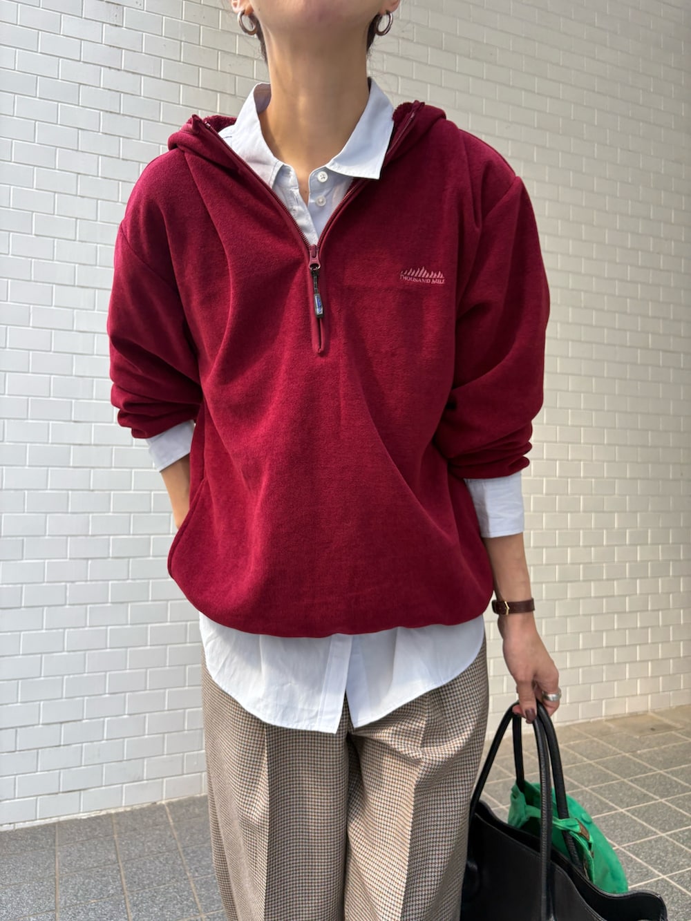 レッド系のパーカー、ブルー系のシャツ/ブラウス、グレー系のその他パンツを着用したレディースの秋コーディネートの7枚目の写真