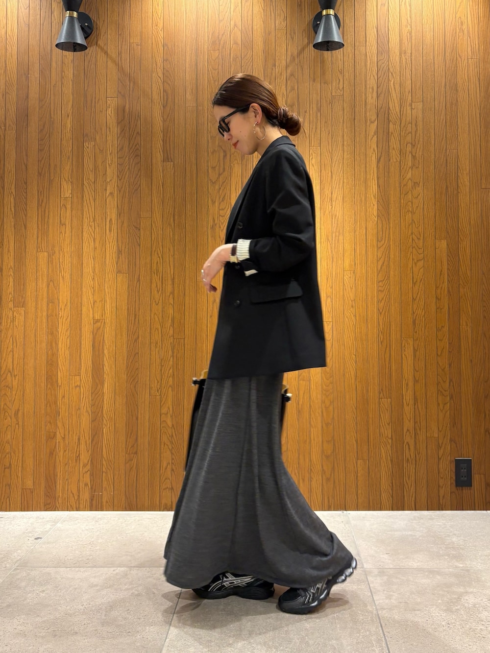 グレー系のワンピース、ブラック系のTシャツ/カットソー、ブラック系のハンドバッグを着用したレディースの冬コーディネートの2枚目の写真