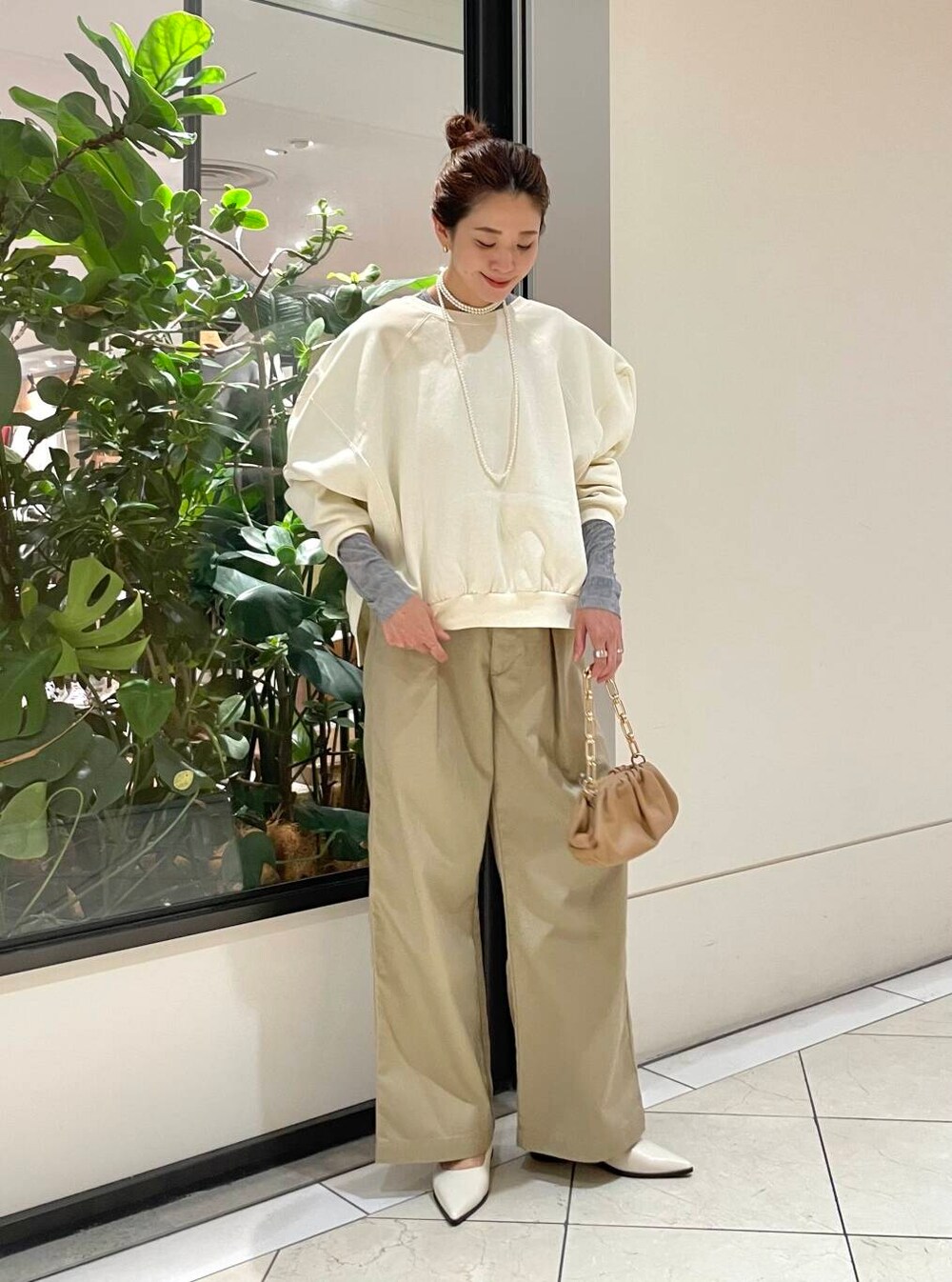 ベージュ系のその他パンツ、ホワイト系のその他シューズ、ホワイト系のTシャツ/カットソーを着用したレディースの秋コーディネートの2枚目の写真