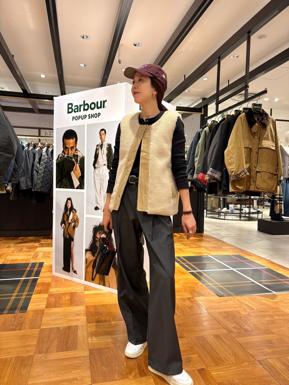 ブラック系のTシャツ/カットソー、ホワイト系のスニーカー、ブラック系のショルダーバッグを着用したレディースの秋コーディネートの3枚目の写真