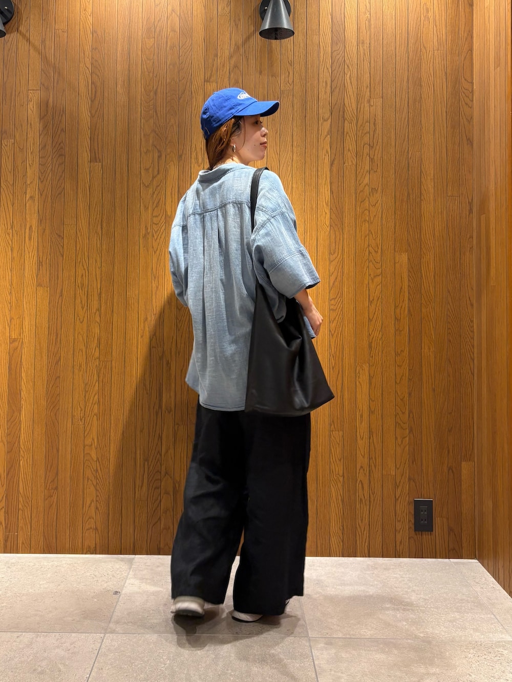 ブラック系のその他パンツ、その他のTシャツ/カットソー、ブルー系のシャツ/ブラウスを着用したレディースの夏コーディネートの4枚目の写真