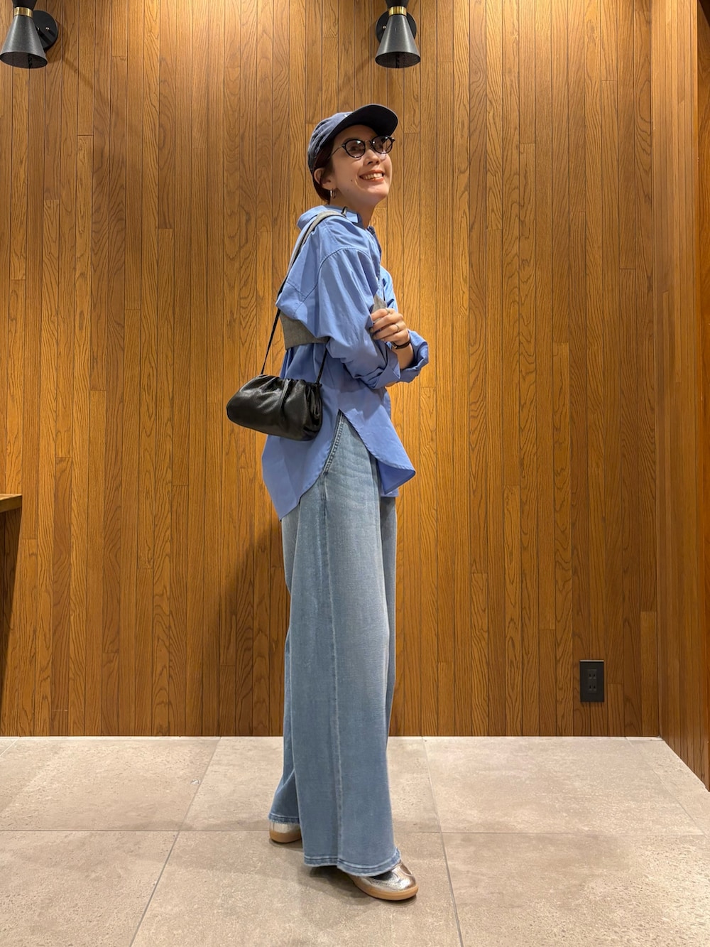 ブルー系のシャツ/ブラウス、その他のその他トップス、ブルー系のデニムパンツを着用したレディースの春コーディネートの2枚目の写真