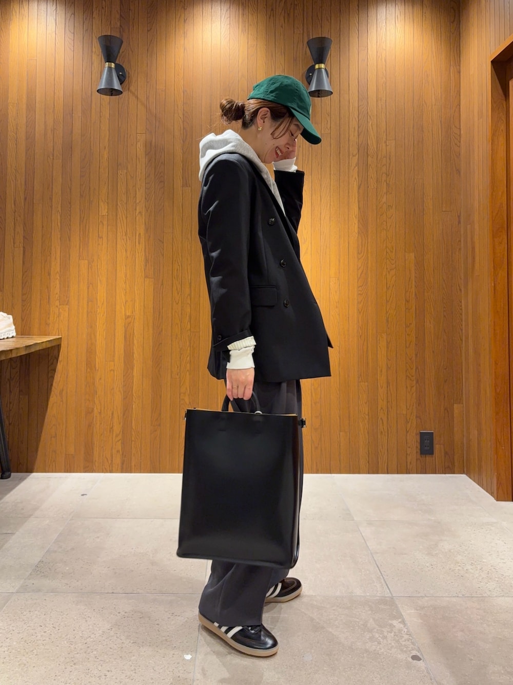 ブラック系のその他アウター、グレー系のパーカー、グレー系のその他パンツを着用したレディースの冬コーディネートの2枚目の写真