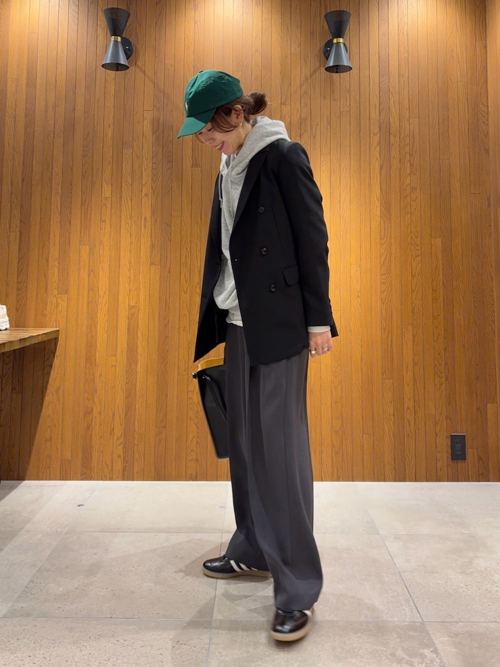 ブラック系のその他アウター、グレー系のパーカー、グレー系のその他パンツを着用したレディースの冬コーディネートの4枚目の写真