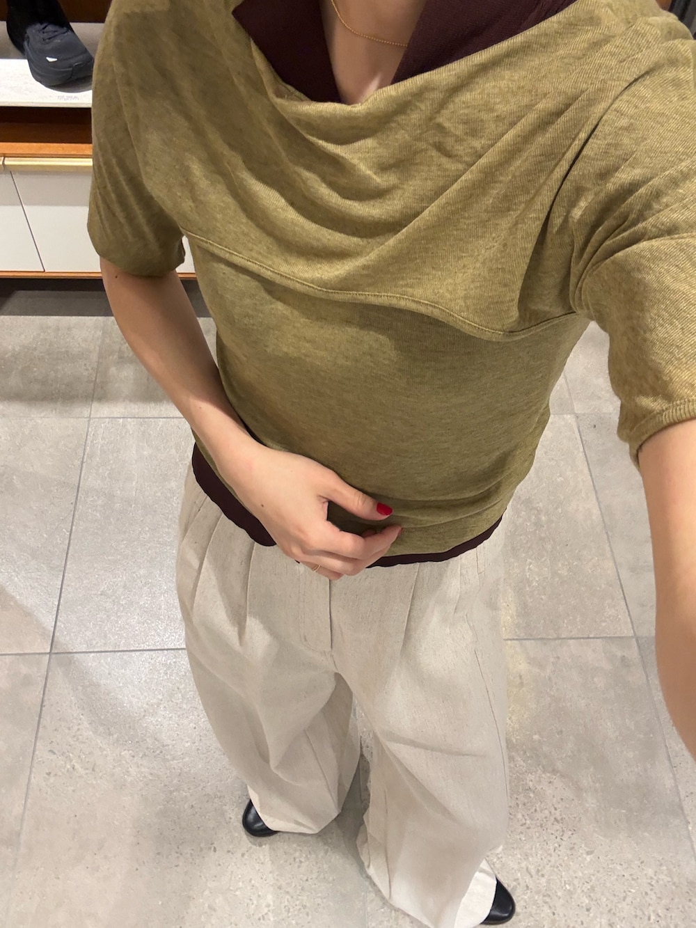 ホワイト系のその他パンツ、グリーン系のTシャツ/カットソー、ベージュ系のハンドバッグを着用したレディースの春コーディネートの6枚目の写真