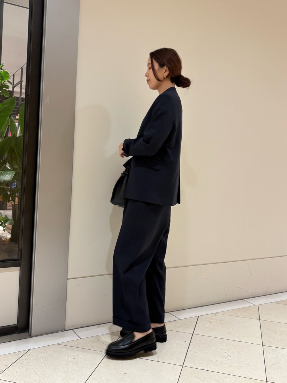 ブルー系のその他パンツ、ブルー系のノーカラージャケット、ブラック系のローファーを着用したレディースの冬コーディネートの2枚目の写真