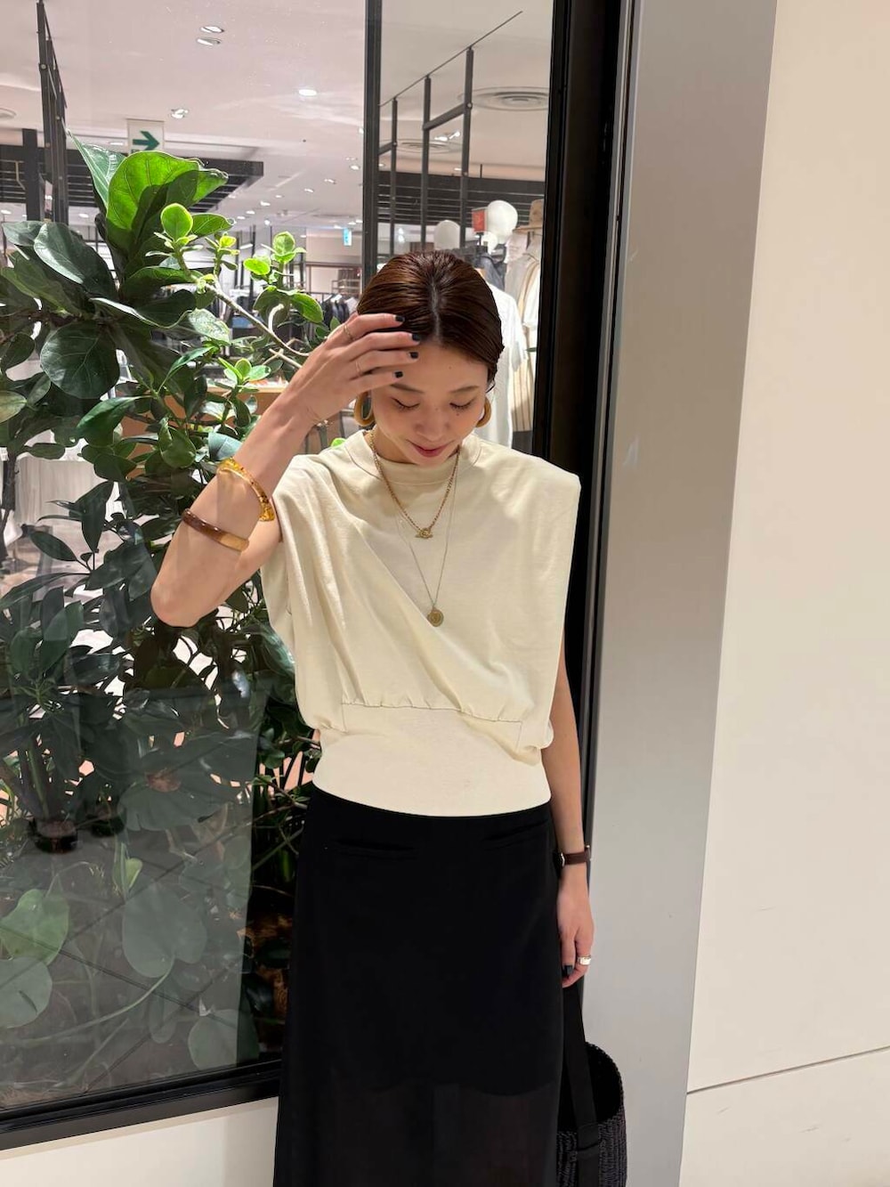 ホワイト系のTシャツ/カットソー、ブラック系のかごバッグ、ブラック系のサンダルを着用したレディースの夏コーディネートの5枚目の写真