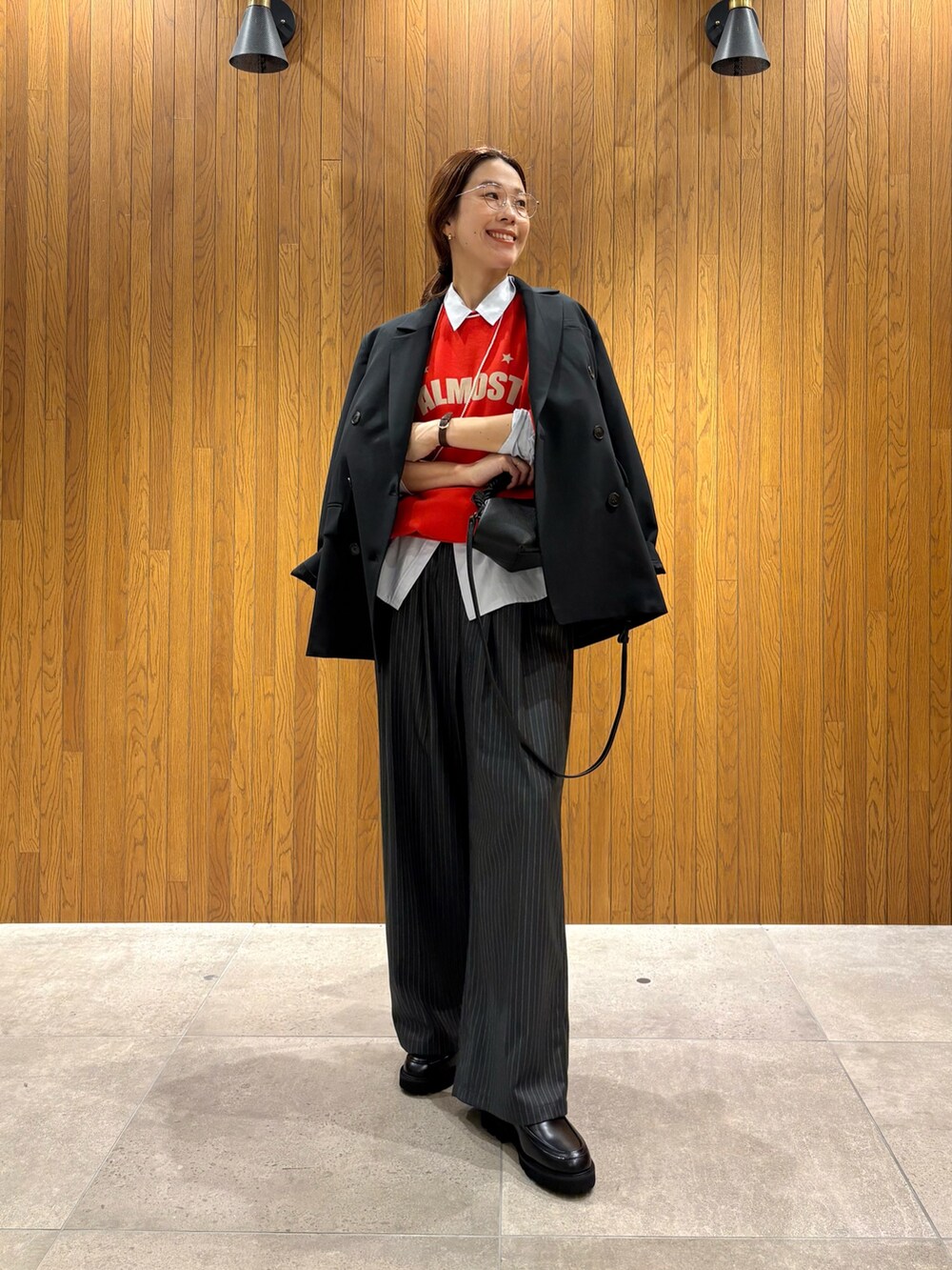 レッド系のスウェット、ブルー系のシャツ/ブラウス、その他のその他パンツを着用したレディースの秋コーディネートの5枚目の写真