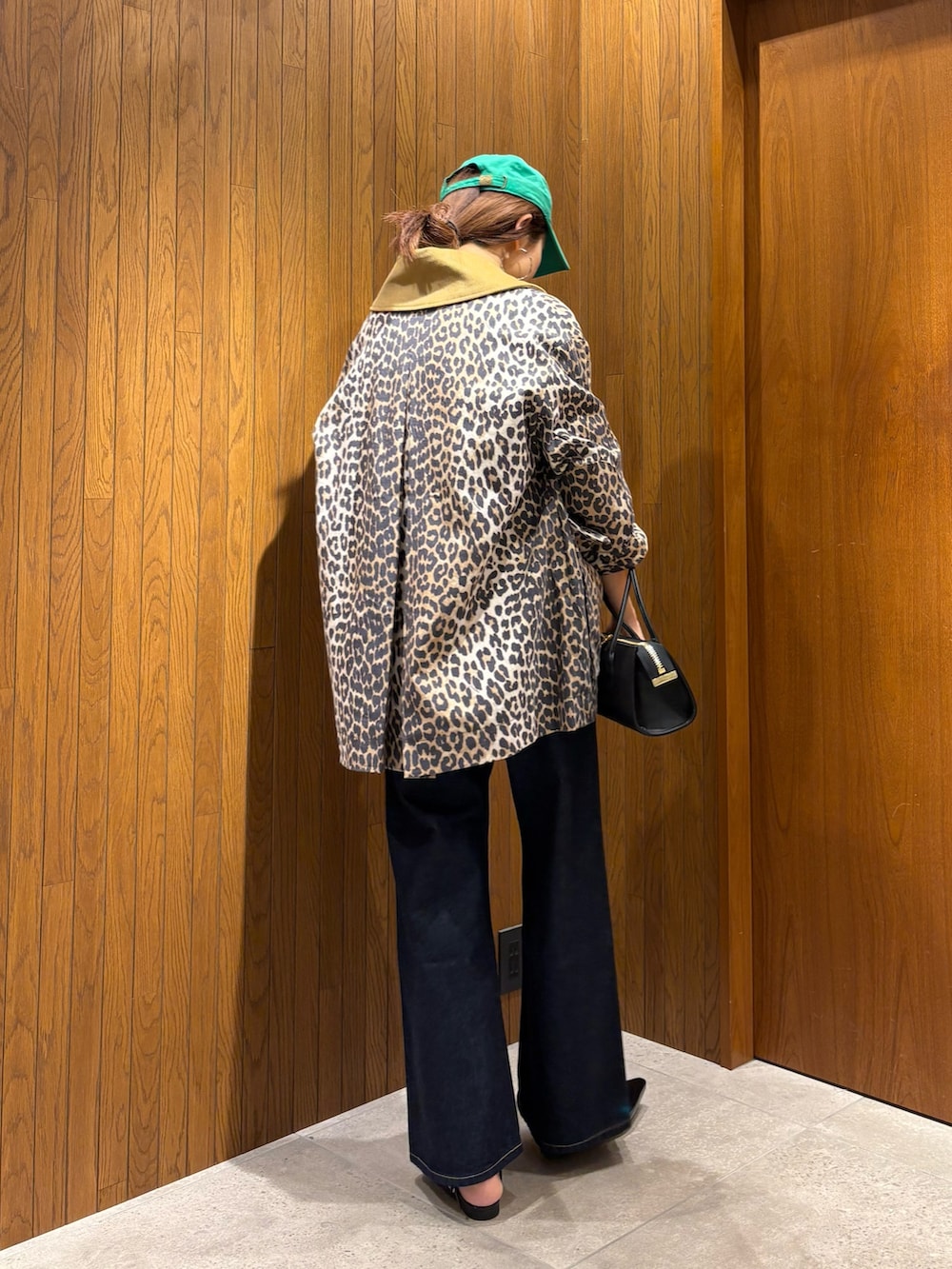 その他のテーラードジャケット、ブルー系のデニムパンツ、ブラック系のパンプスを着用したレディースの冬コーディネートの3枚目の写真