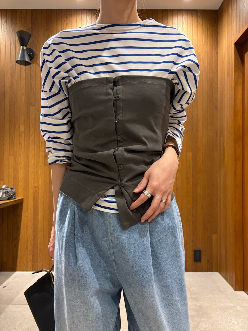 ブルー系のデニムパンツ、グレー系のスカート、ブルー系のTシャツ/カットソーを着用したレディースの春コーディネートの7枚目の写真