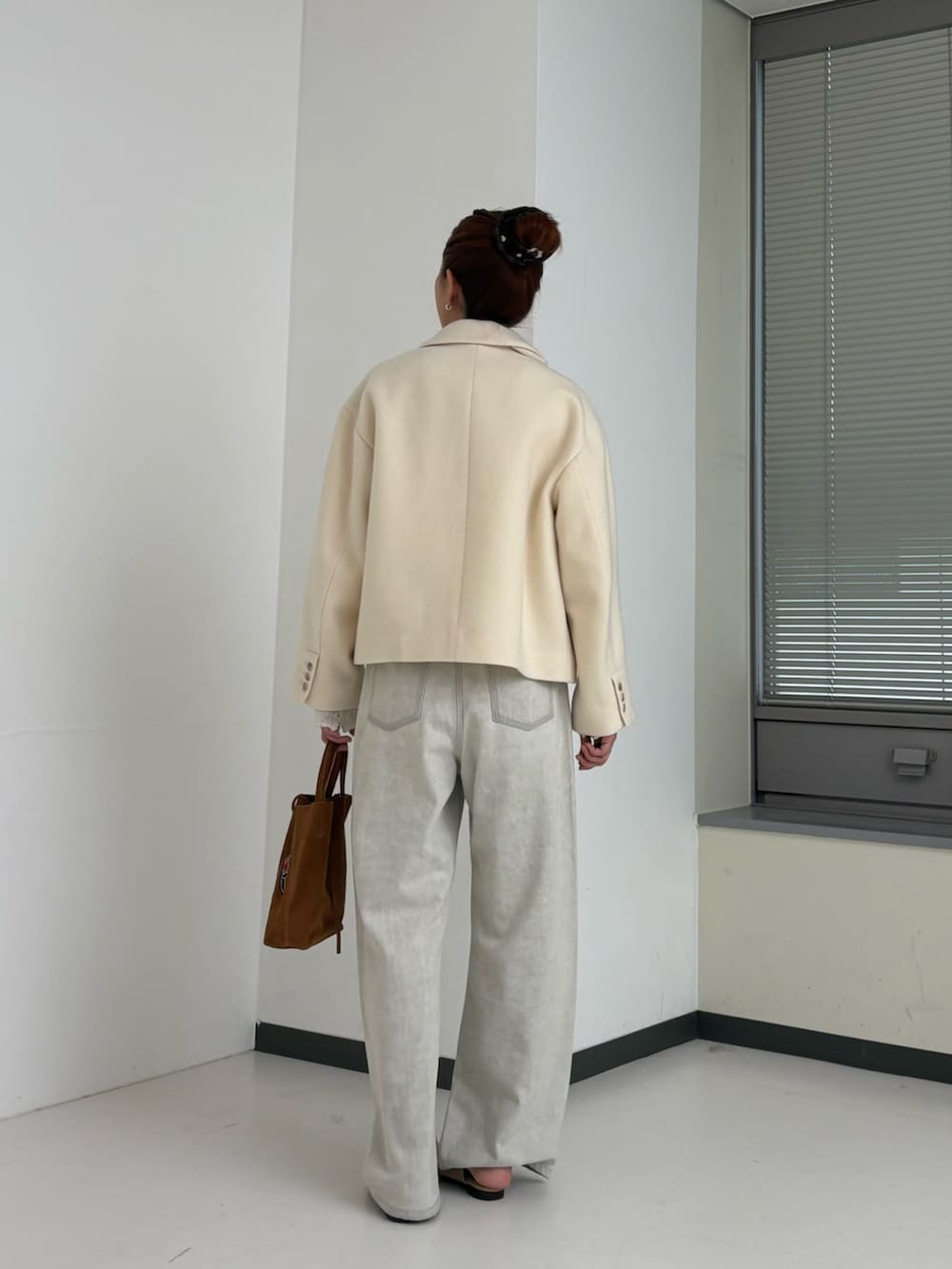 ホワイト系のその他アウター、ホワイト系のカーディガン/ボレロ、グレー系のデニムパンツを着用したレディースの秋コーディネートの3枚目の写真