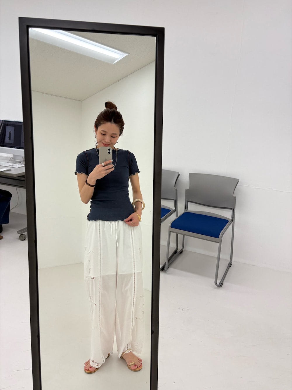 ブルー系のTシャツ/カットソー、ホワイト系のその他パンツ、ホワイト系のトートバッグを着用したレディースの春コーディネートの7枚目の写真