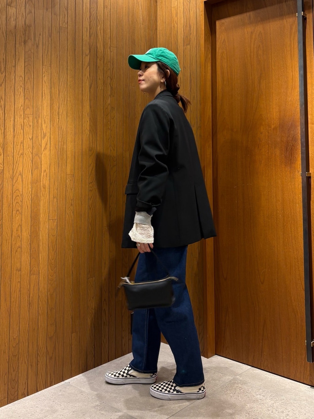 ブラック系のその他アウター、ホワイト系のシャツ/ブラウス、ブルー系のデニムパンツを着用したレディースの冬コーディネートの3枚目の写真