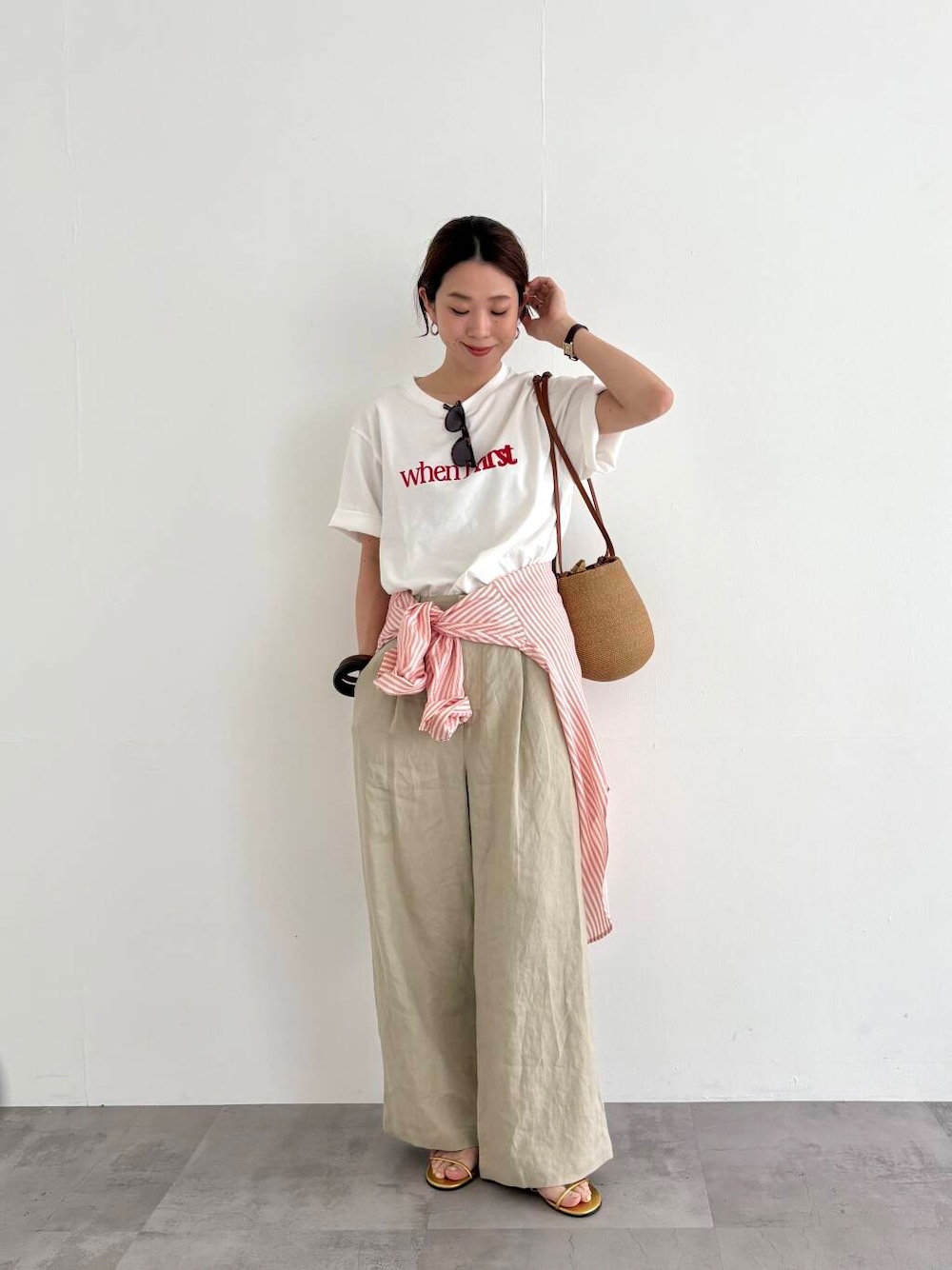 その他のTシャツ/カットソー、ベージュ系のその他パンツ、ゴールド系のサンダルを着用したレディースの春コーディネートの5枚目の写真