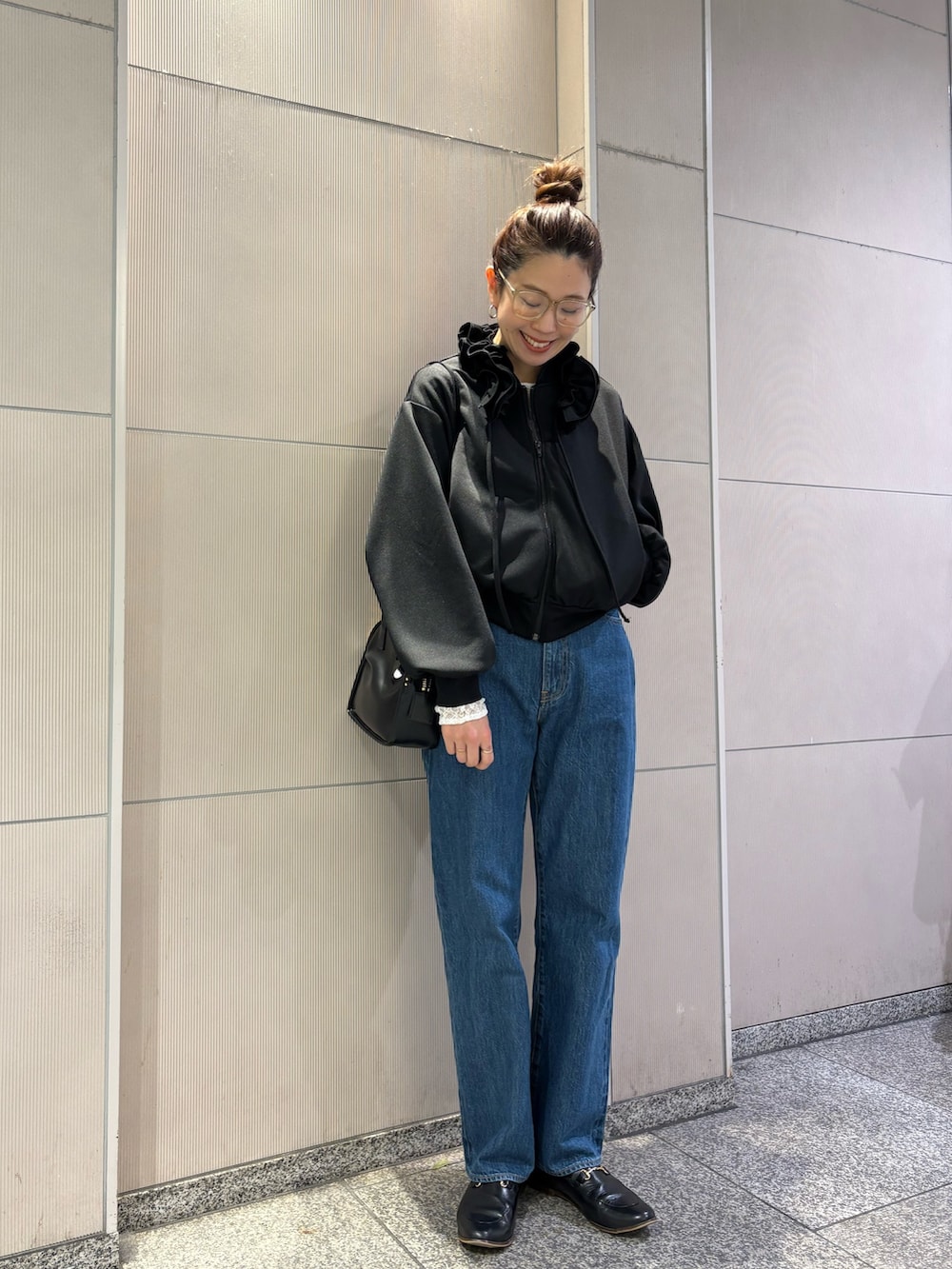 グレー系のその他アウター、ブラック系のブルゾン、ブラック系のショルダーバッグを着用したレディースの冬コーディネートの6枚目の写真