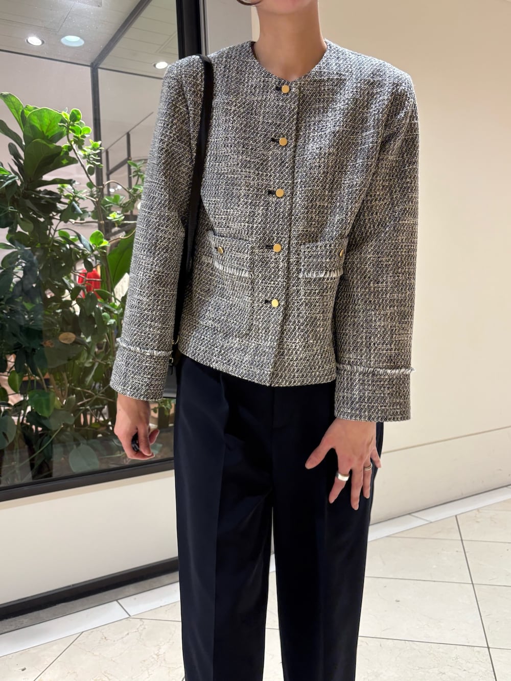 ブラック系のノーカラージャケット、ブルー系のその他パンツ、ブラック系のバレエシューズを着用したレディースの冬コーディネートの7枚目の写真