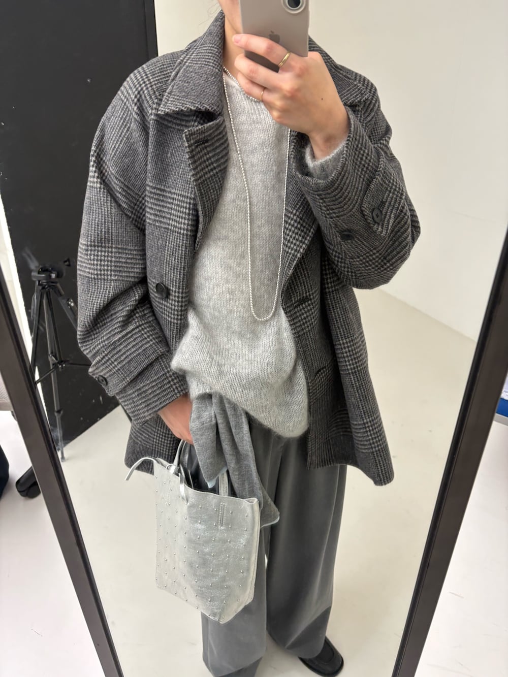 グレー系のニット/セーター、グレー系のニット/セーター、ホワイト系のTシャツ/カットソーを着用したレディースの秋コーディネートの7枚目の写真