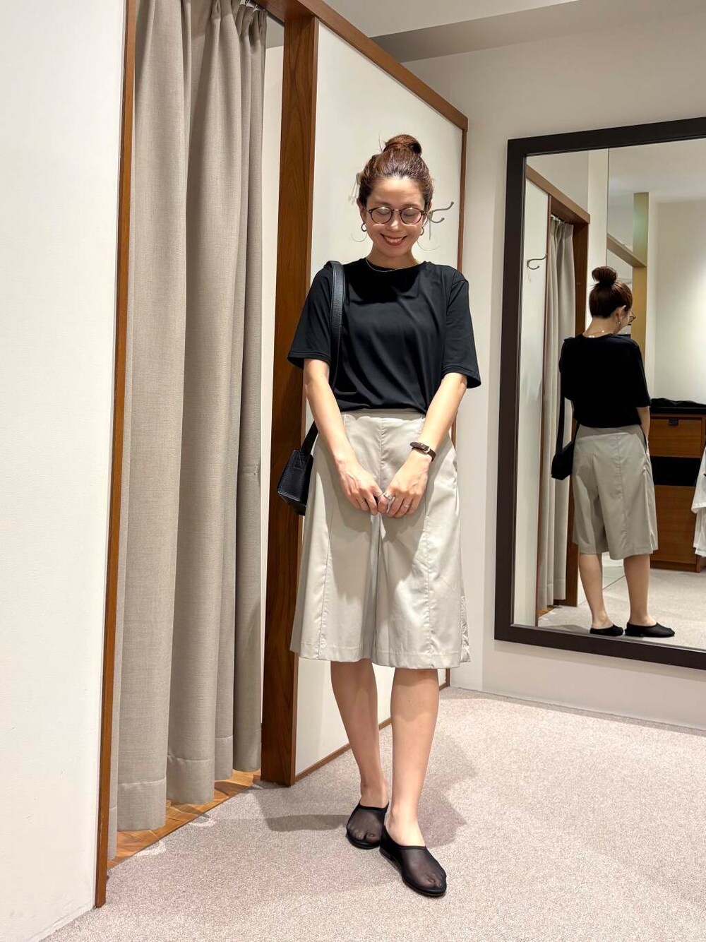 グレー系のその他パンツ、ブラック系のTシャツ/カットソー、ブラック系のバレエシューズを着用したレディースの夏コーディネートの6枚目の写真