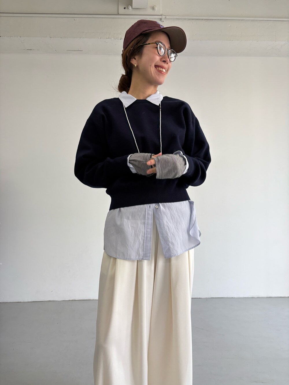 グレー系のピーコート、ホワイト系のその他パンツ、シルバー系のショルダーバッグを着用したレディースの冬コーディネートの8枚目の写真