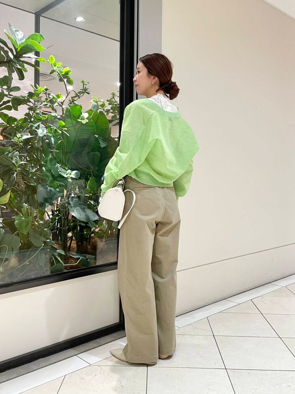 ホワイト系のボストンバッグ、ベージュ系のその他パンツ、ホワイト系のキャミソールを着用したレディースの冬コーディネートの4枚目の写真