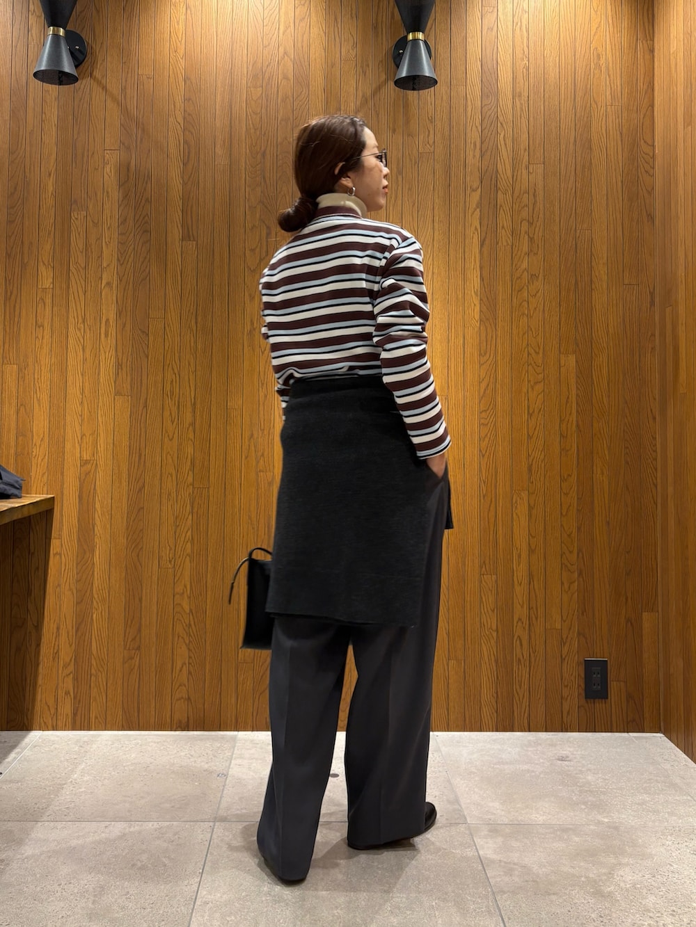 グレー系のその他パンツ、ブラック系のマウンテンパーカー、その他のポロシャツを着用したレディースの冬コーディネートの8枚目の写真