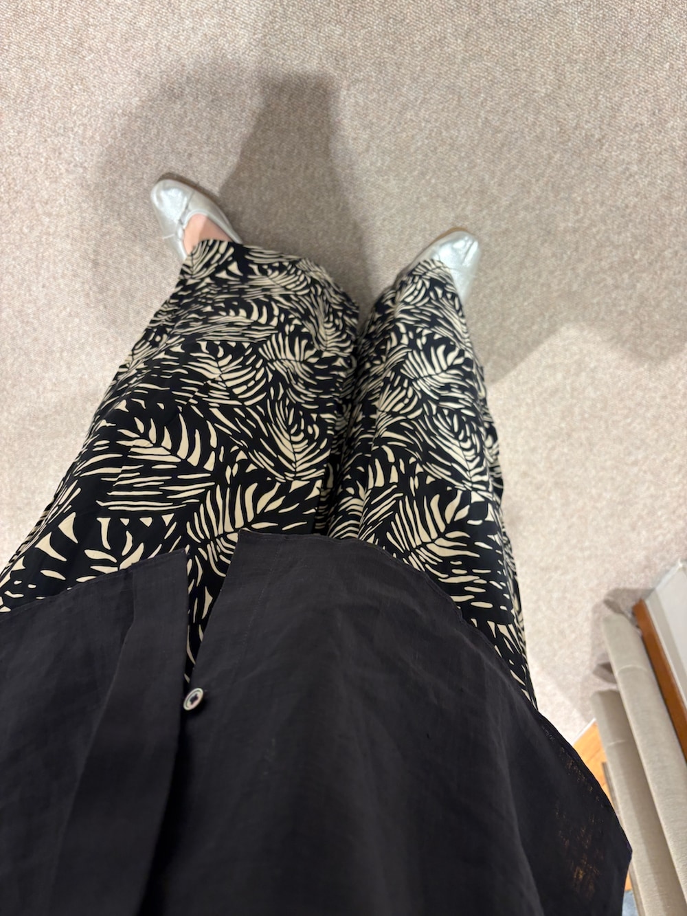 ブルー系のシャツ/ブラウス、ブラック系のその他パンツ、グリーン系のトートバッグを着用したレディースの春コーディネートの7枚目の写真