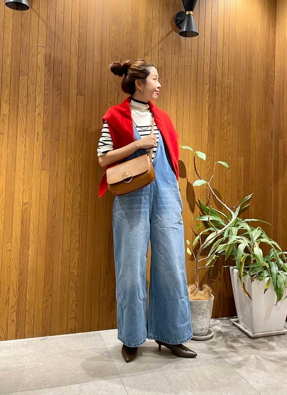 ホワイト系のニット/セーター、イエロー系のその他アウター、ブルー系のワンピースを着用したレディースの秋コーディネートの6枚目の写真