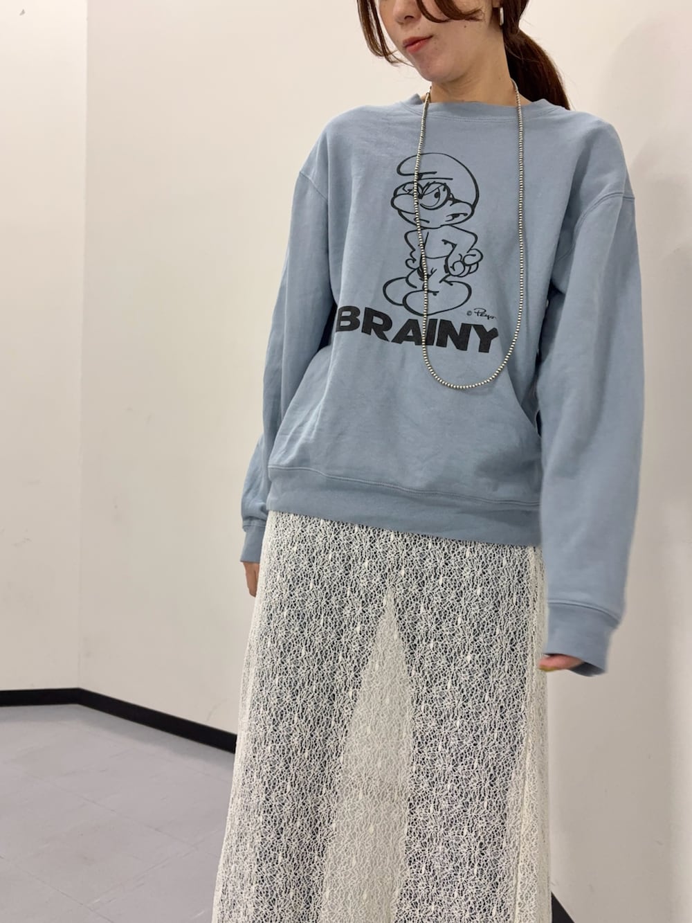 ホワイト系のスカート、ブルー系のスウェットを着用したレディースの冬コーディネートの5枚目の写真