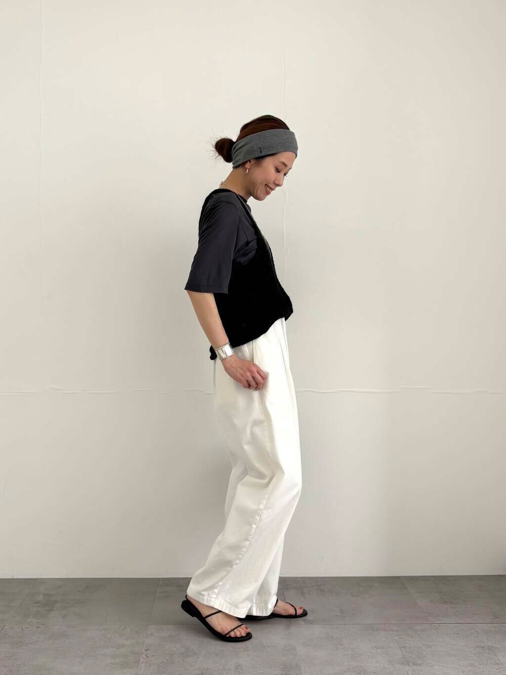 ブラック系のかごバッグ、ホワイト系のその他パンツ、ブラック系のサンダルを着用したレディースの夏コーディネートの2枚目の写真