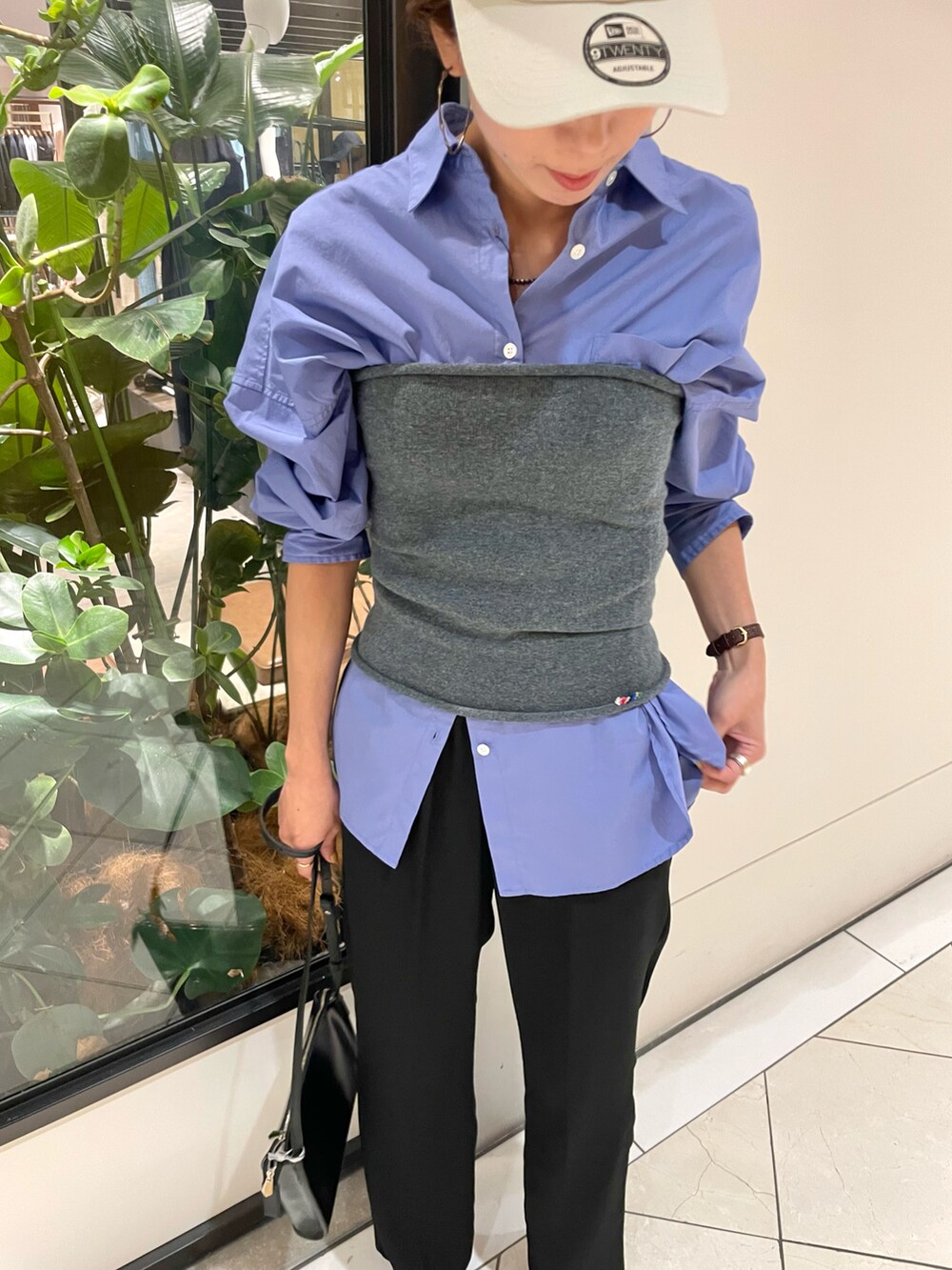 ブルー系のシャツ/ブラウス、ブルー系のチューブトップを着用したレディースの秋コーディネートの3枚目の写真