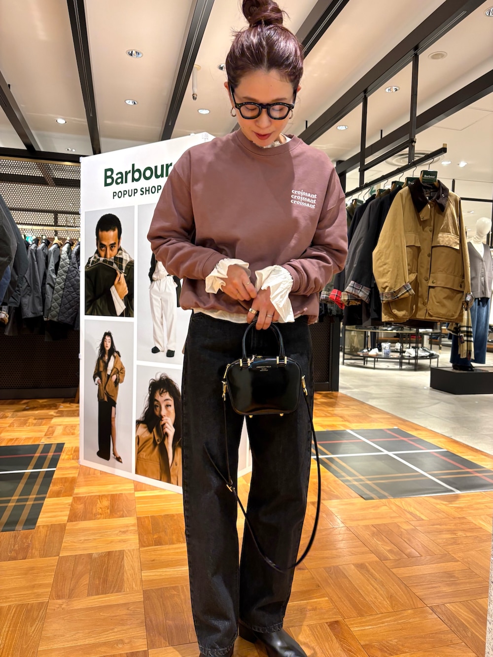 ベージュ系のブーツ、ホワイト系のシャツ/ブラウス、ブラック系のショルダーバッグを着用したレディースの秋コーディネートの10枚目の写真