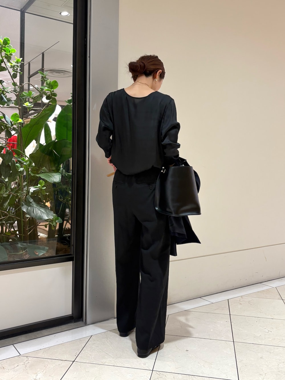 ブラック系のシャツ/ブラウス、ブラック系のその他パンツ、ブルー系のその他アウターを着用したレディースの冬コーディネートの7枚目の写真