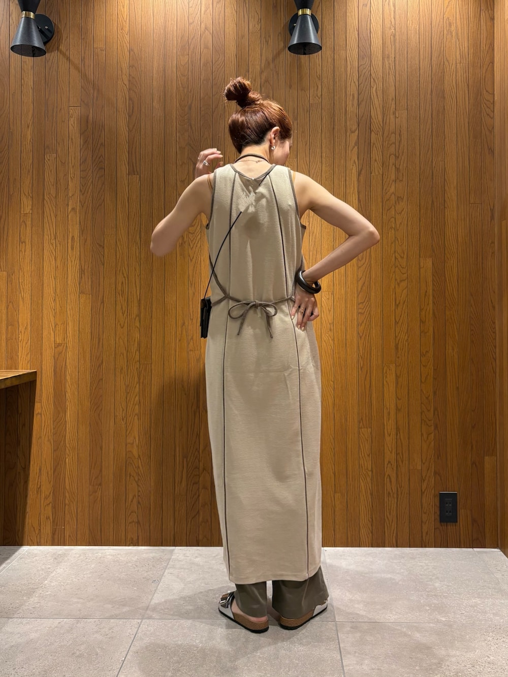 ベージュ系のワンピース、グリーン系のその他パンツ、シルバー系のサンダルを着用したレディースの夏コーディネートの4枚目の写真
