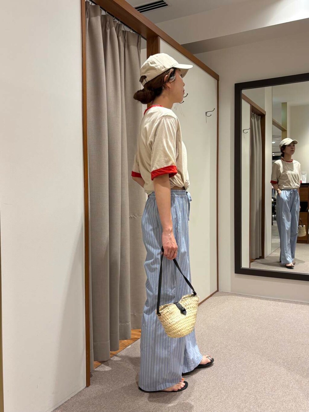 ブルー系のその他パンツ、レッド系のTシャツ/カットソー、シルバー系のネックレスを着用したレディースの夏コーディネートの3枚目の写真