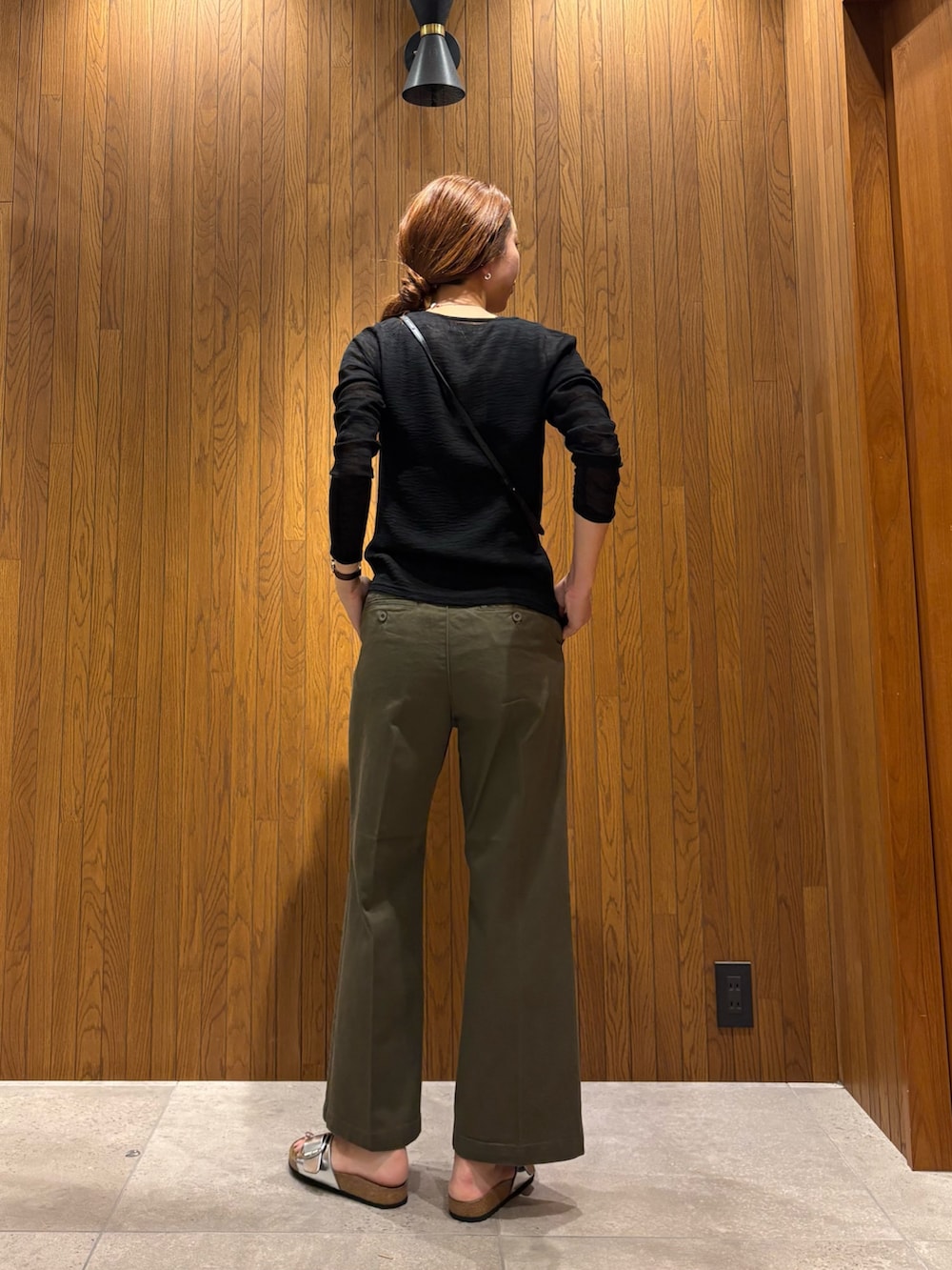 ブラック系のタンクトップ、グリーン系のその他パンツ、ブラック系のカーディガン/ボレロを着用したレディースの夏コーディネートの3枚目の写真