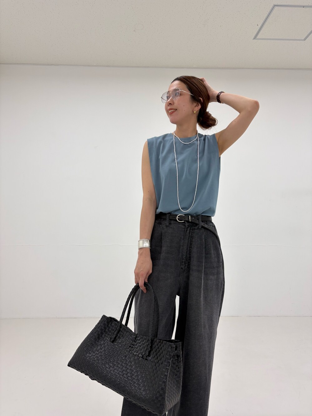ブルー系のTシャツ/カットソー、ブラック系のトートバッグ、ブラック系のサンダルを着用したレディースの夏コーディネートの6枚目の写真
