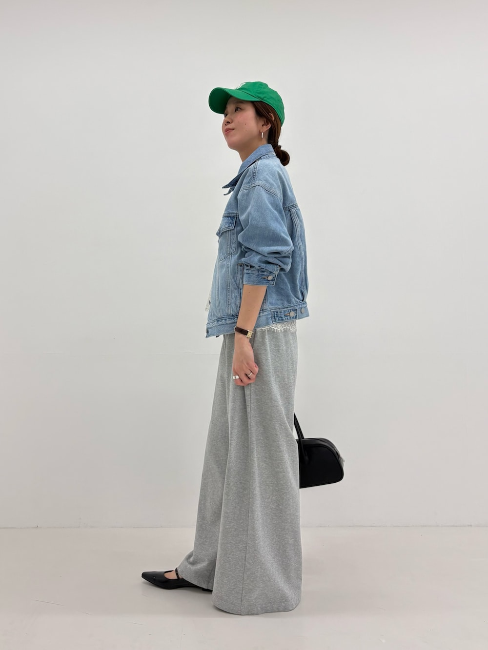 グレー系のその他パンツ、ホワイト系のキャミソール、ブルー系のデニムジャケットを着用したレディースの冬コーディネートの2枚目の写真