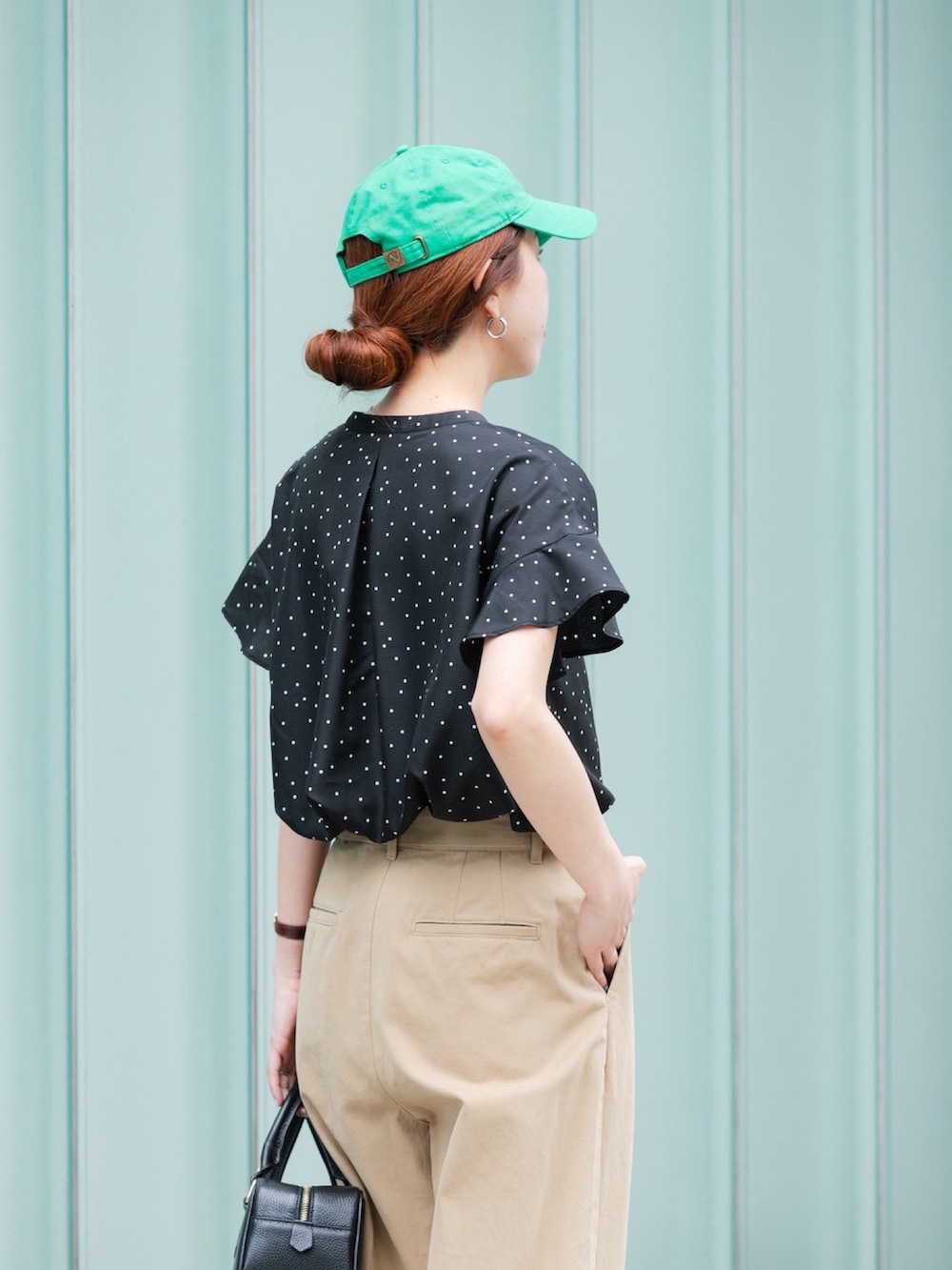 ベージュ系のその他パンツ、ブラック系のハンドバッグ、ブラック系のサンダルを着用したレディースの春コーディネートの4枚目の写真