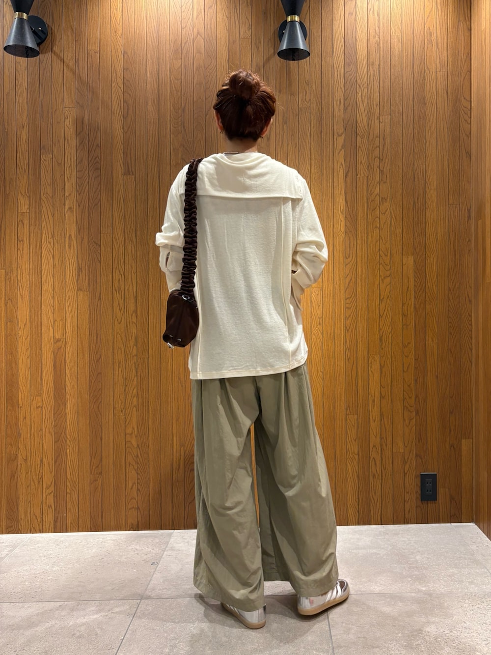 ホワイト系のカーディガン/ボレロ、ベージュ系のその他パンツ、ブラウン系のショルダーバッグを着用したレディースの夏コーディネートの3枚目の写真