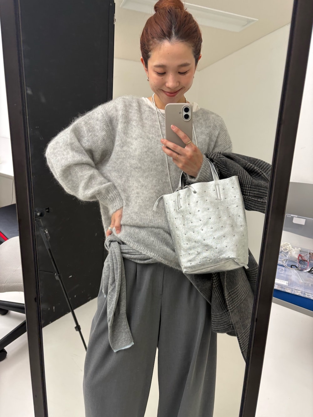 グレー系のニット/セーター、グレー系のニット/セーター、ホワイト系のTシャツ/カットソーを着用したレディースの秋コーディネートの9枚目の写真