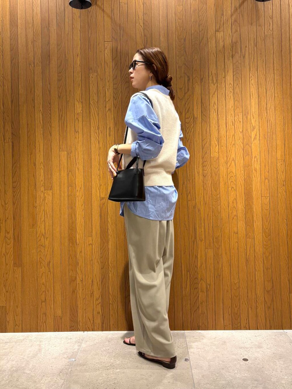 ベージュ系のその他パンツ、ブルー系のシャツ/ブラウス、ブラック系のショルダーバッグを着用したレディースの夏コーディネートの3枚目の写真