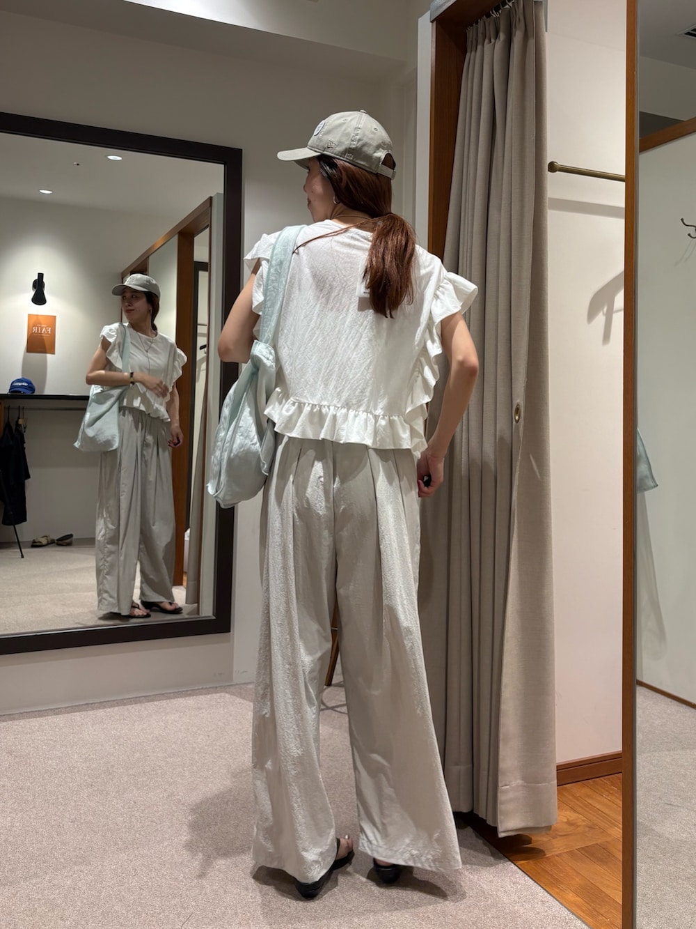 ホワイト系のTシャツ/カットソー、グレー系のその他パンツ、ブラック系のサンダルを着用したレディースの夏コーディネートの3枚目の写真