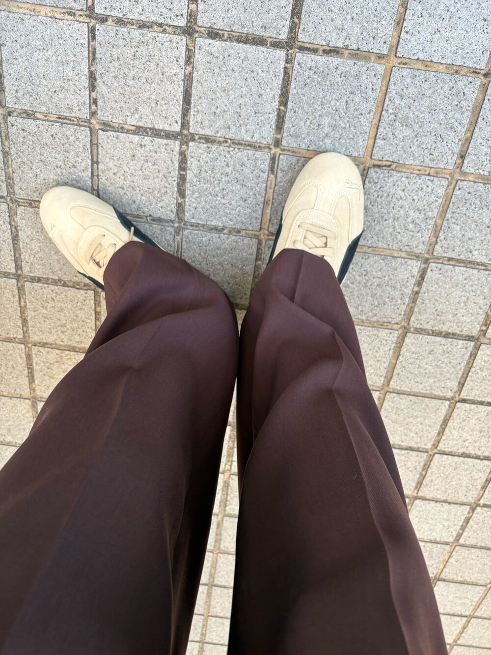 ベージュ系のスニーカー、ベージュ系のスニーカー、ブラウン系のその他パンツを着用したレディースの秋コーディネートの6枚目の写真