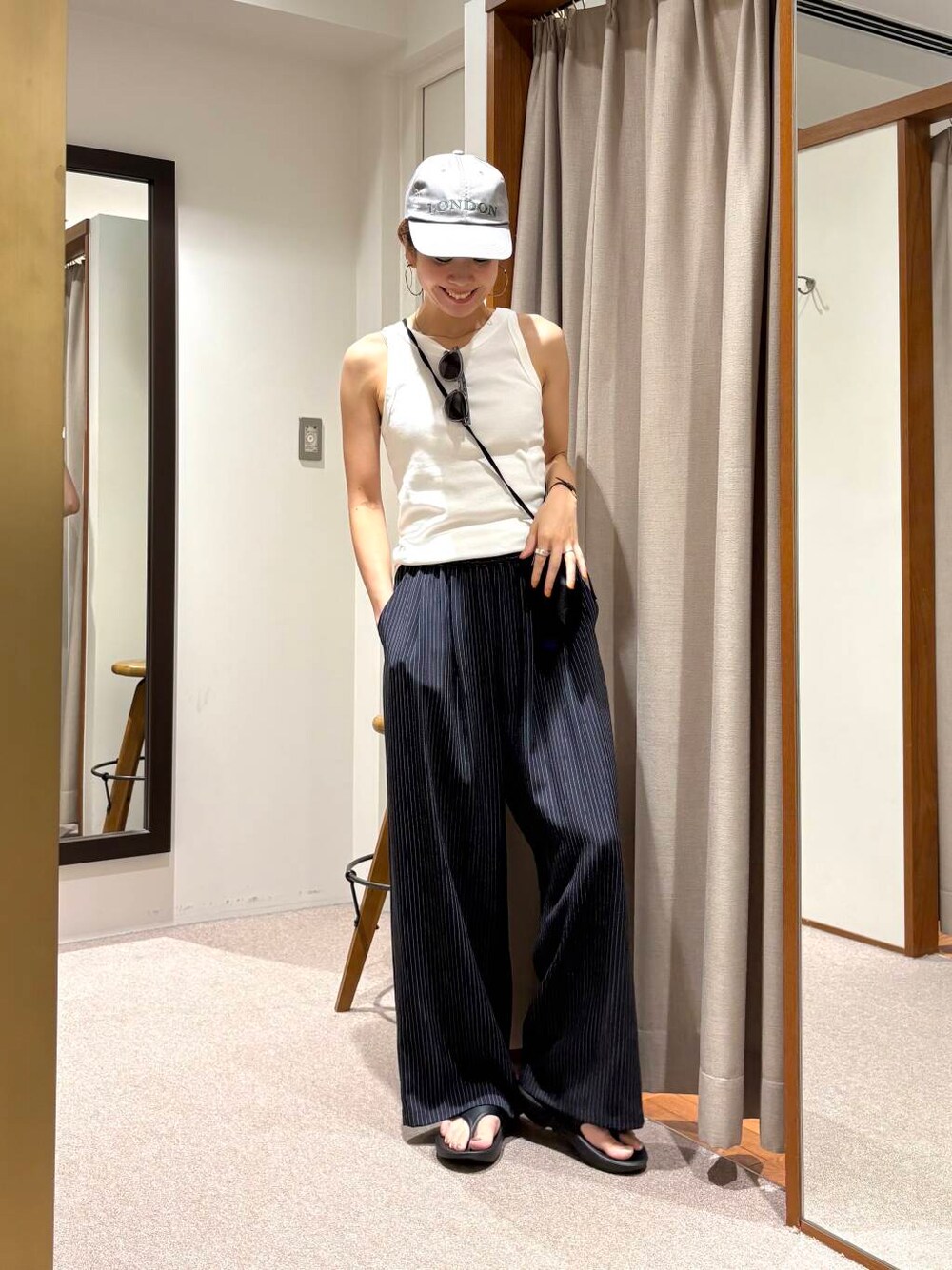 ブラック系のショルダーバッグ、ブラック系のサンダル、その他のその他パンツを着用したレディースの夏コーディネートの5枚目の写真