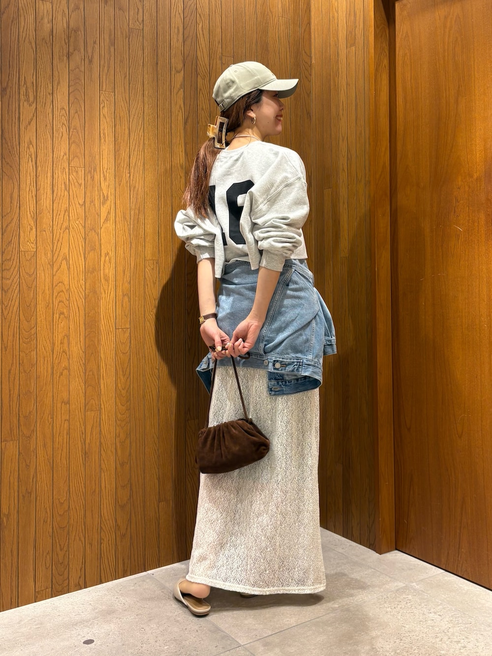 ホワイト系のスカート、ブルー系のデニムジャケット、グレー系のスウェットを着用したレディースの冬コーディネートの4枚目の写真