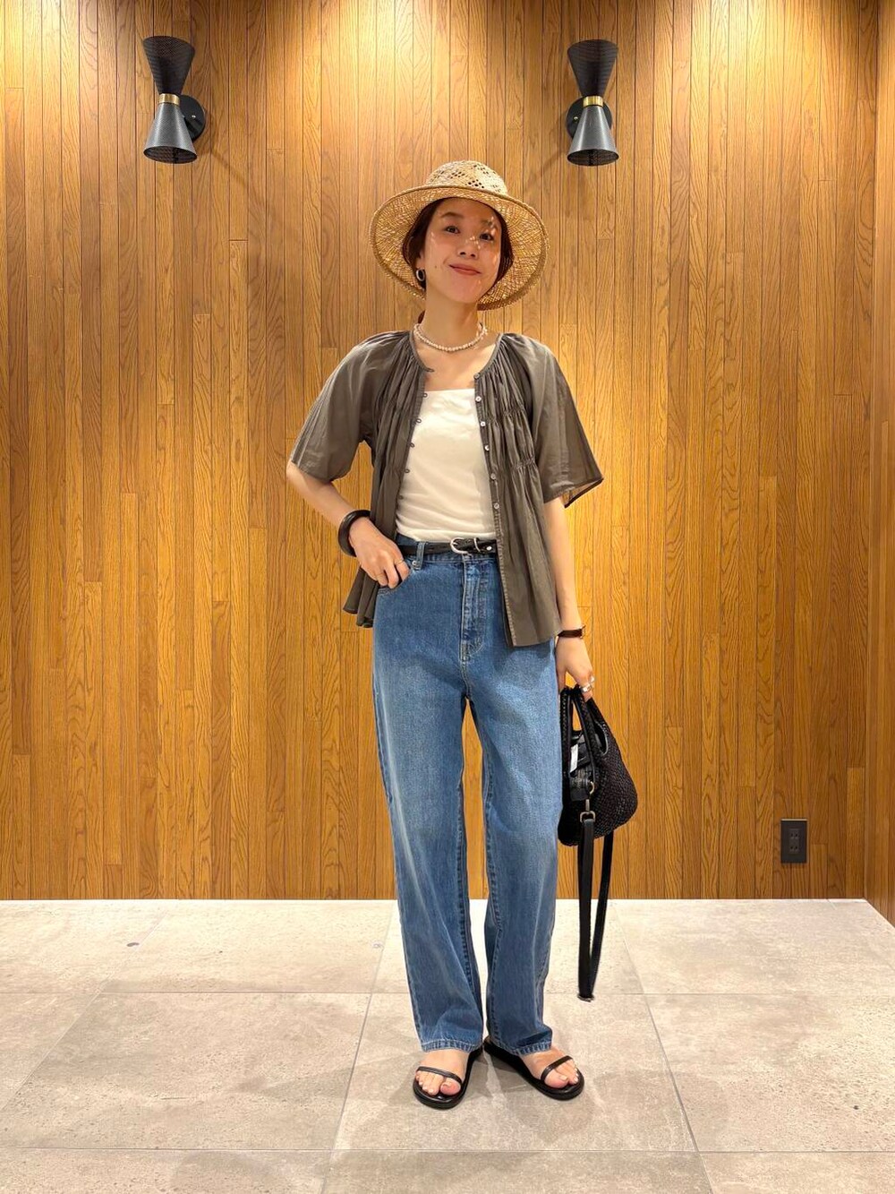 ホワイト系のキャミソール、ブラック系のトートバッグ、グリーン系のシャツ/ブラウスを着用したレディースの夏コーディネートの5枚目の写真