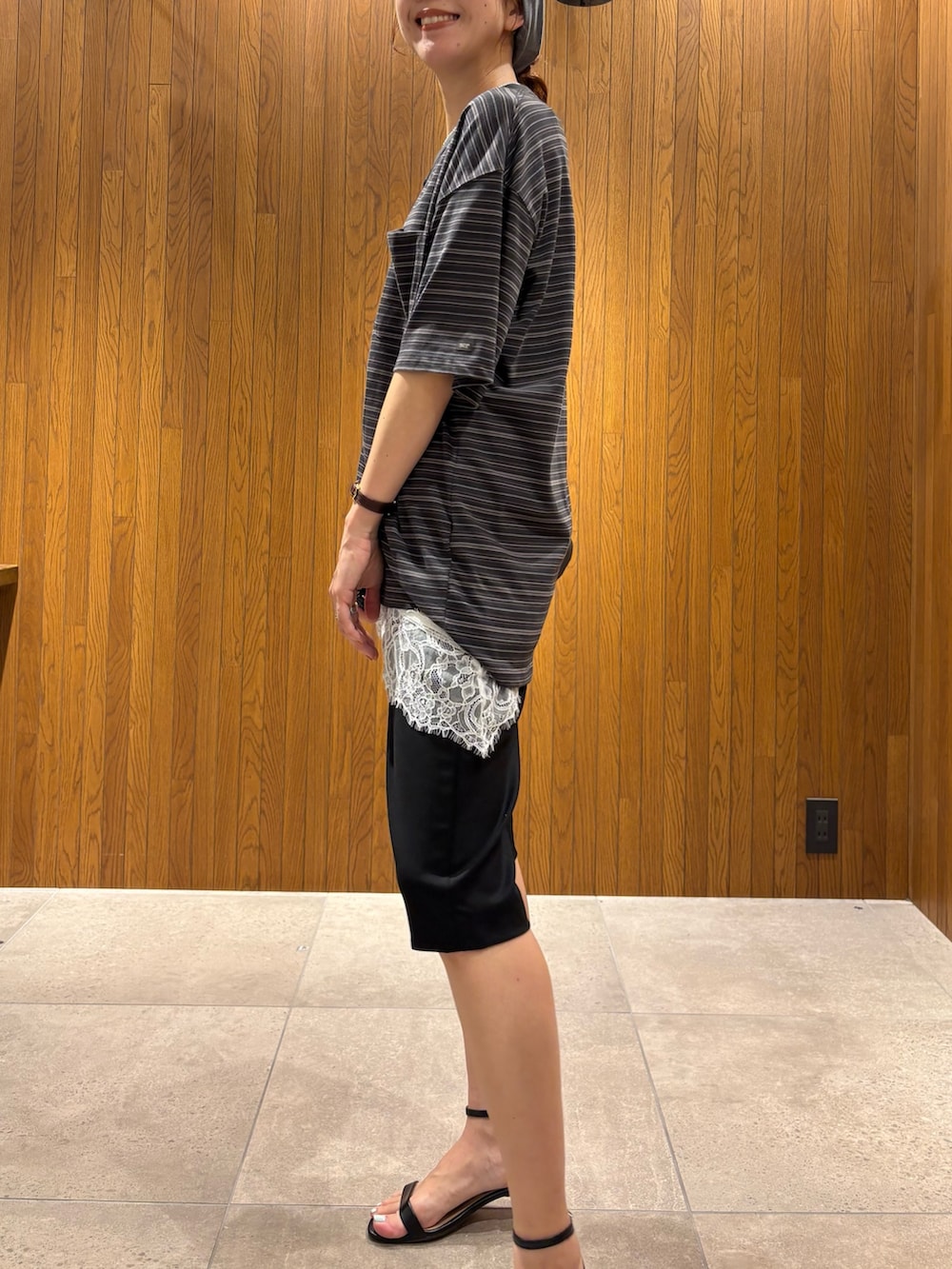 ホワイト系のキャミソール、ブラック系のその他パンツ、ブラウン系のTシャツ/カットソーを着用したレディースの夏コーディネートの7枚目の写真